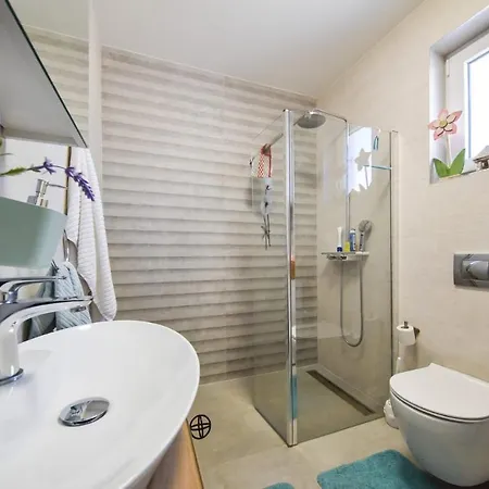 Beachfront 2 Bedroom Villa With Jacuzzy And Private Parking - Sga2 * Privlaka (Zadar)