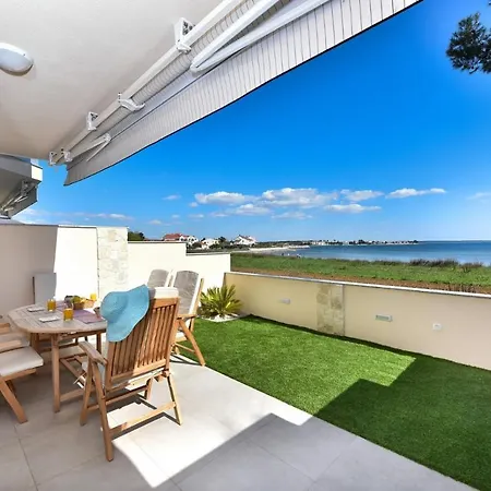 Beachfront 2 Bedroom Villa With Jacuzzy And Private Parking - Sga2 Villa Privlaka (Zadar)