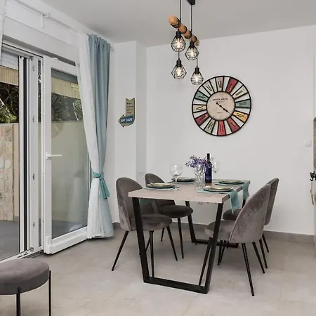 Beachfront 2 bedroom villa with jacuzzy&private parking - SGA2 * Privlaka (Zadar)