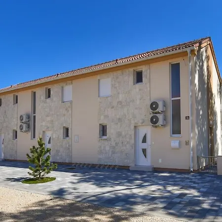Beachfront 2 Bedroom Villa With Jacuzzy And Private Parking - Sga2 Privlaka (Zadar)