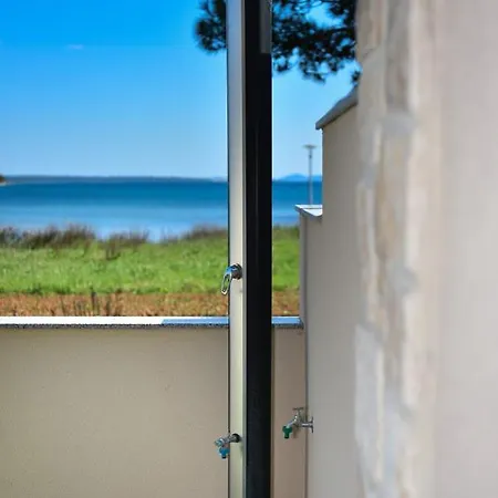 Beachfront 2 bedroom villa with jacuzzy&private parking - SGA2