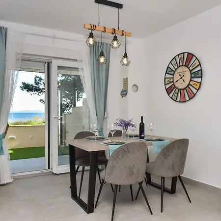 Villa Beachfront 2 bedroom villa with jacuzzy&private parking - SGA2