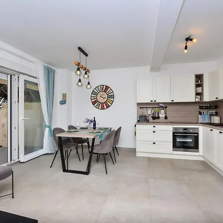 Beachfront 2 bedroom villa with jacuzzy&private parking - SGA2 Villa Privlaka (Zadar)