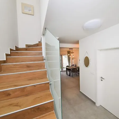 Beachfront 2 Bedroom Villa With Jacuzzy And Private Parking - Sga2 Villa Privlaka (Zadar)