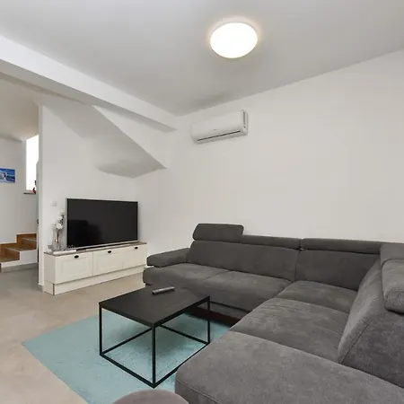 Beachfront 2 Bedroom Villa With Jacuzzy And Private Parking - Sga2 Villa