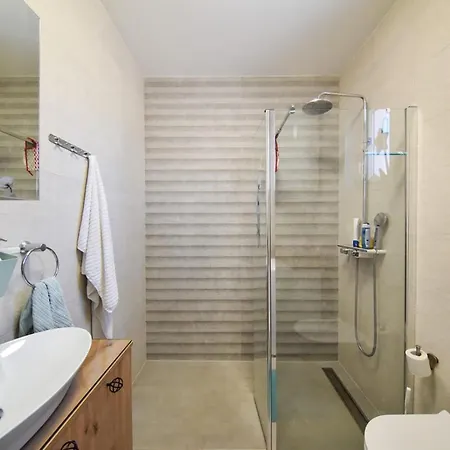 Beachfront 2 bedroom villa with jacuzzy&private parking - SGA2 *