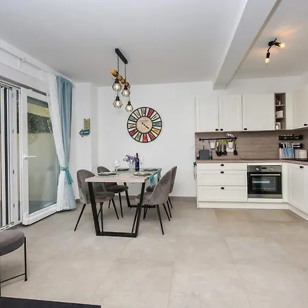 Beachfront 2 bedroom villa with jacuzzy&private parking - SGA2 *