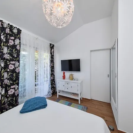 Beachfront 2 Bedroom Villa With Jacuzzy And Private Parking - Sga2 Privlaka (Zadar)