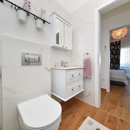 Beachfront 2 Bedroom Villa With Jacuzzy And Private Parking - Sga2 Privlaka (Zadar)