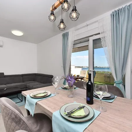 Beachfront 2 Bedroom Villa With Jacuzzy And Private Parking - Sga2 Villa Privlaka (Zadar)