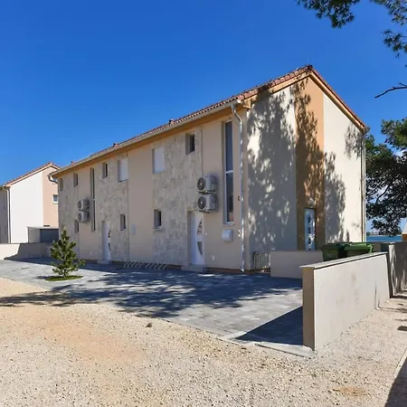 Beachfront 2 Bedroom Villa With Jacuzzy And Private Parking - Sga2 * Privlaka (Zadar)